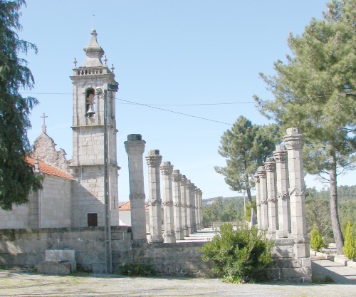 Santuário do Senhor dos Caminhos - majestoso conjunto de 15   colunas de granito